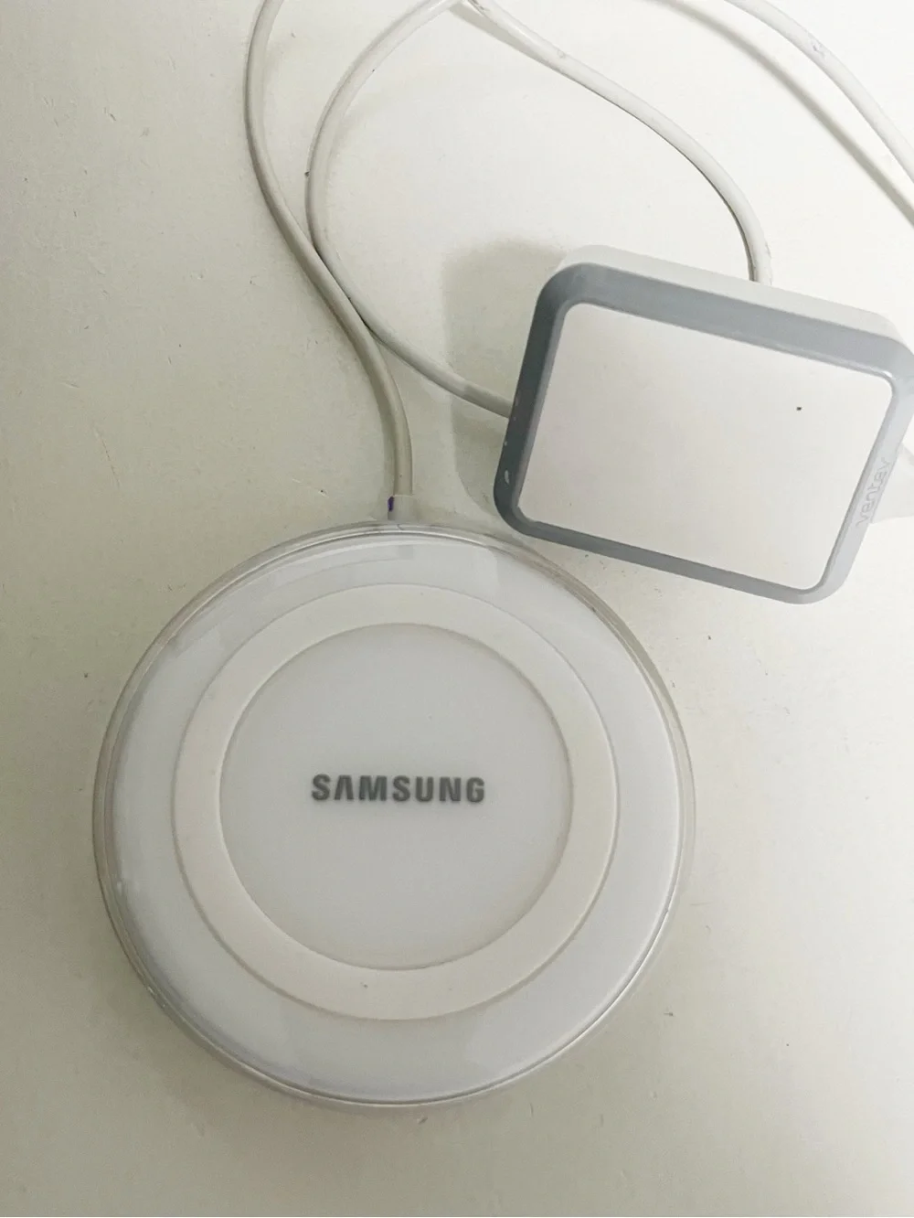 Samsung White Pearl Wireless Charging Pad, specifically model EP-PG920I